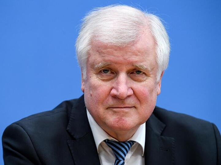 Bundesinnenminister Seehofer plant, Abschiebehäftlinge künftig wieder in normalen Gefängnissen unterzubringen.
