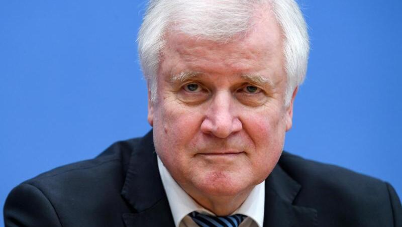 Bundesinnenminister Seehofer plant, Abschiebehäftlinge künftig wieder in normalen Gefängnissen unterzubringen. Bundesinnenminister Seehofer plant, Abschiebehäftlinge künftig wieder in normalen Gefängnissen unterzubringen.