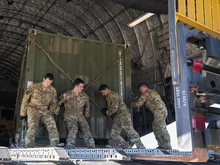 Mit gewaltigem Materialaufwand machen sich Tausende US-Soldaten auf den Weg an die Grenze zu Mexiko.