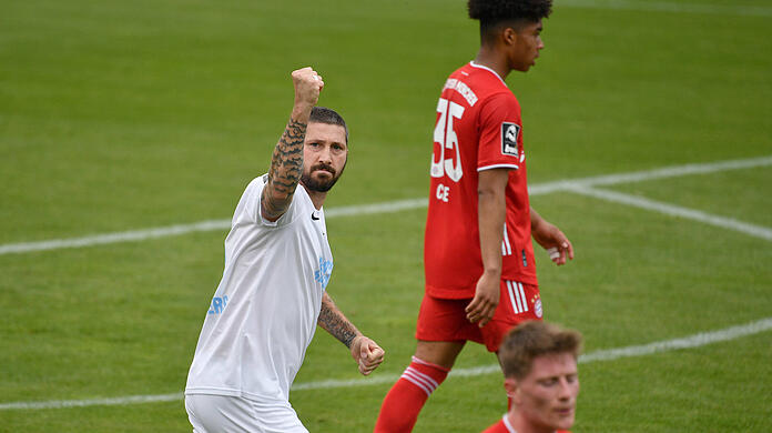 Sascha Mölders legt sich nach dem Spiel mit den Verantwortlichen des FC Bayern II an.