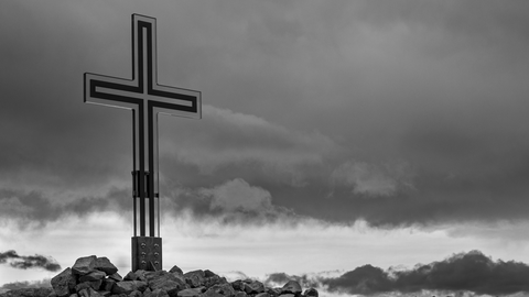 Ungetrübter Blick - auch durch das Kreuz: Klare Sicht auf der Schartwand (2.339 Meter) mit ihrem gläsernen Kreuz.
