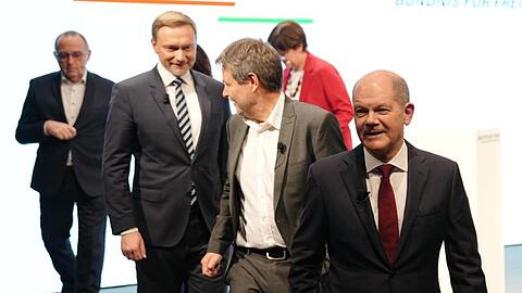 Nach der Vorstellung des Koalitionsvertrages verlassen Olaf Scholz, Robert Habeck, Christian Lindner, Saskia Esken und Norbert Walter-Borjans das Podium.