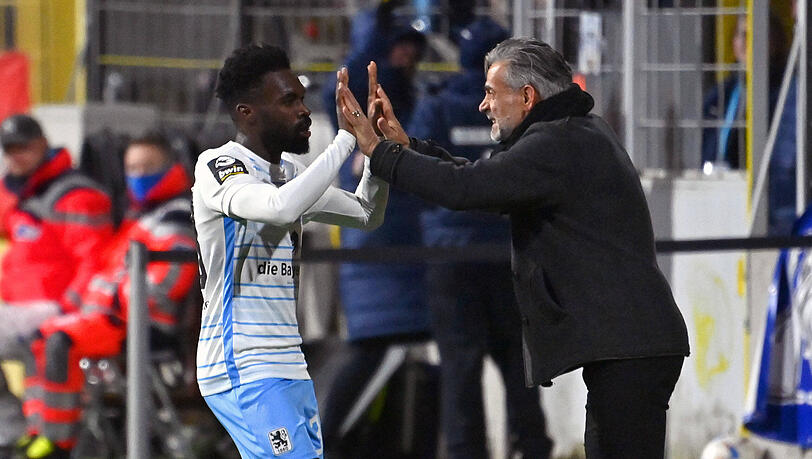 Torschütze Joseph Boyamba bedankte sich nach seinem Treffer bei Trainer Maurizio Jacobacci.