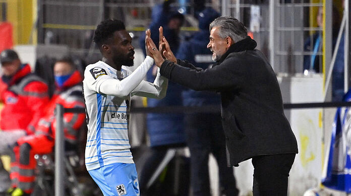 Torschütze Joseph Boyamba bedankte sich nach seinem Treffer bei Trainer Maurizio Jacobacci.