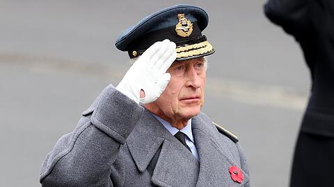 König Charles III. während des National Service of Remembrance mit einer symbolischen Mohnblume.