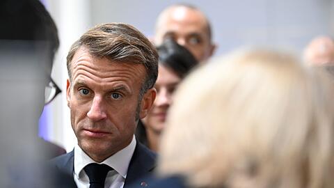 Frankreichs Präsident Macron sieht sich Rücktrittsforderungen ausgesetzt (Archivbild).