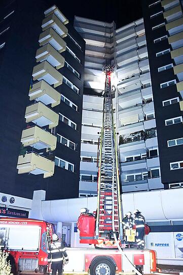 Die Feuerwehrleiter ragt meterhoch in die H&ouml;he.