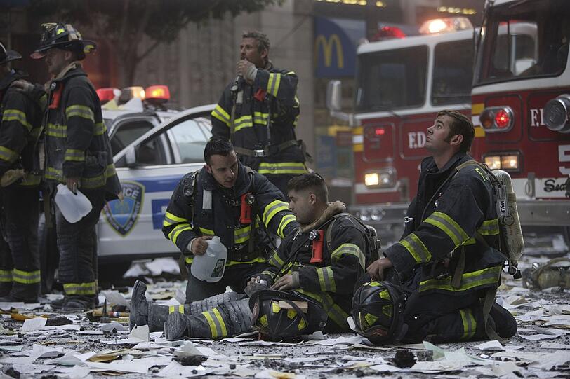 Nachdem ein Flugzeug in einen der T&uuml;rme des World Trade Centers geflogen ist, beginnt f&uuml;r die Retter ein Wettlauf um Leben und Tod.