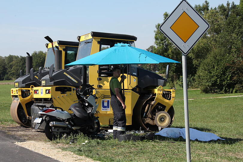 Böser Motorradunfall in Massing (Kreis Rottal-Inn): Ein Biker prallt frontal gegen eine Dampfwalze.