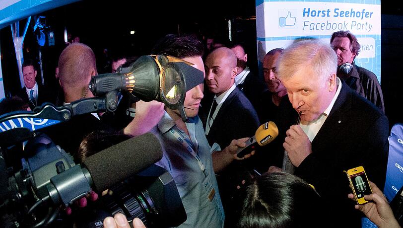 Der bayerische Ministerpräsident Horst Seehofer im Mai 2012 in München vor dem Club P1 bei seiner Facebook-Party. Sie wurde ein Flop. Es waren zwar sehr viele Journalisten gekommen, aber fast keine Gäste. Der bayerische Ministerpräsident Horst Seehofer im Mai 2012 in München vor dem Club P1 bei seiner Facebook-Party. Sie wurde ein Flop. Es waren zwar sehr viele Journalisten gekommen, aber fast keine Gäste.