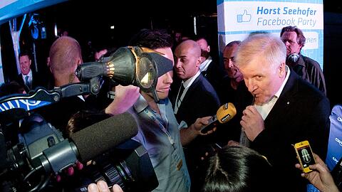 Der bayerische Ministerpräsident Horst Seehofer im Mai 2012 in München vor dem Club P1 bei seiner Facebook-Party. Sie wurde ein Flop. Es waren zwar sehr viele Journalisten gekommen, aber fast keine Gäste.