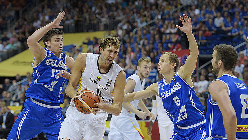 Dirk Nowitzki (M) hat gegen die Isländern Hördur Vilhjalmsson (l-r), Jakob Sigurdarson und Hlynur Baeringsson den Ball gesichert. Dirk Nowitzki (M) hat gegen die Isländern Hördur Vilhjalmsson (l-r), Jakob Sigurdarson und Hlynur Baeringsson den Ball gesichert.