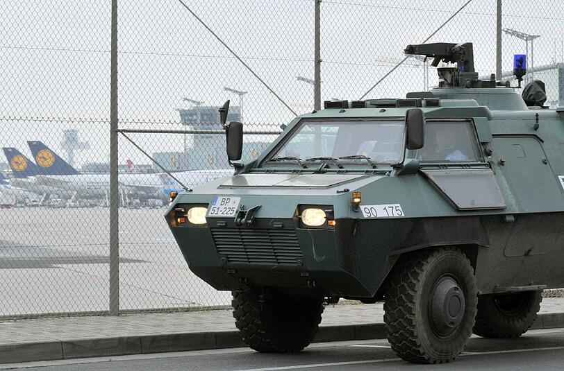 Ein gepanzertes Spezialfahrzeug der Bundespolizei steht am Rollfeld des Flughafens in Frankfurt am Main. Foto: Boris Roessler/Archiv