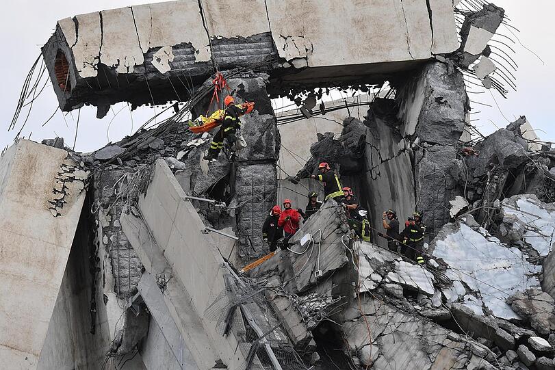 Die Morandi-Brücke auf der Autobahn A10, der berühmten Urlaubsverbindung "Autostrada dei Fiori", stürzte in mehr als 40 Metern Höhe auf einem zwischen 100 und 200 Meter langen Stück ein.