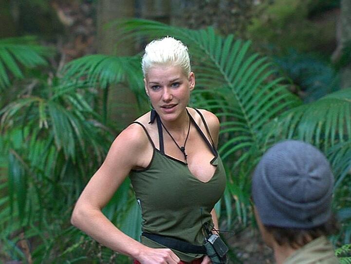 Das Erotik-Model Melanie ist äußerst redselig am dritten Tag, erzählt den Camp-Bewohnern von ihrer kurzen Porno-Vergangenheit: Ich war halt damals ganz dolle in jemand verliebt, der es besser fand, dass ich das Geld nach Hause bringe. Das war vor zwei Jahren. Ich hab&lsquo;s halt gemacht, ich muss mich nicht davor verstecken. Ich steh&lsquo; dazu. Jeder macht mal Fehler. " Außerdem glaubt sie zu wissen, wie sie ihre Lage einschätzen muss: "Ich bediene halt alle Klischees &ndash; blond, Titten gemacht und kommt vom Trash-TV. Wenn ich mit euch hier am Feuer sitze - ihr habt ja alle was gemacht in eurem Leben. Dann kommt so ne junge Rotzgöre wie ich...&ldquo;