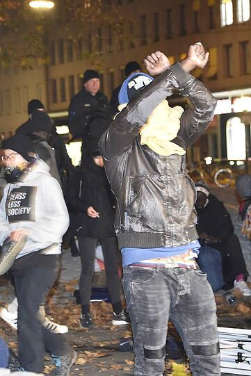 Am Freitagabend räumte die Polizei das Flüchtlingscamp am Sendlinger Tor. Die Bilder vom Einsatz.