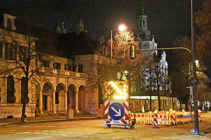 Am Donnerstagabend tauchte auf der Prinzregentenstraße vor dem Nationalmuseum mitten auf der Fahrbahn plötzlich ein Loch auf.