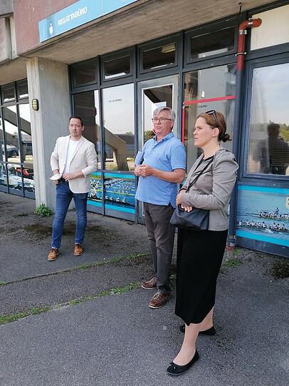 Bürgermeisterin Verena Dietl (SPD, rechts) schaut sich die Anlage an.