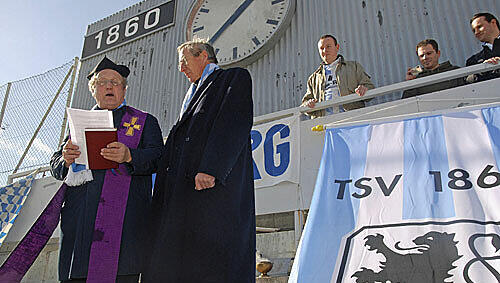 Lila Talar und blauer Schal: Pfarrer Sebastian Raß und Löwen-Präsident Albrecht von Linde in der Westkurve Lila Talar und blauer Schal: Pfarrer Sebastian Raß und Löwen-Präsident Albrecht von Linde in der Westkurve