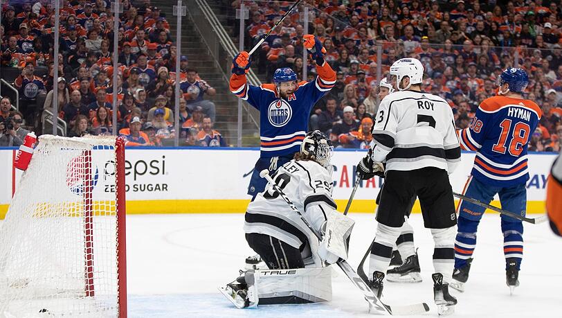 Die Edmonton Oilers um Leon Draisaitl (M.) jubelten gegen die Kings.