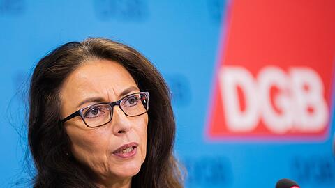 "Ich hoffe sehr, dass die Bundesregierung sich jetzt zusammenreißt", sagt die DGB-Vorsitzende Yasmin Fahimi mit Blick auf die hohen Umfragewerte der AfD.