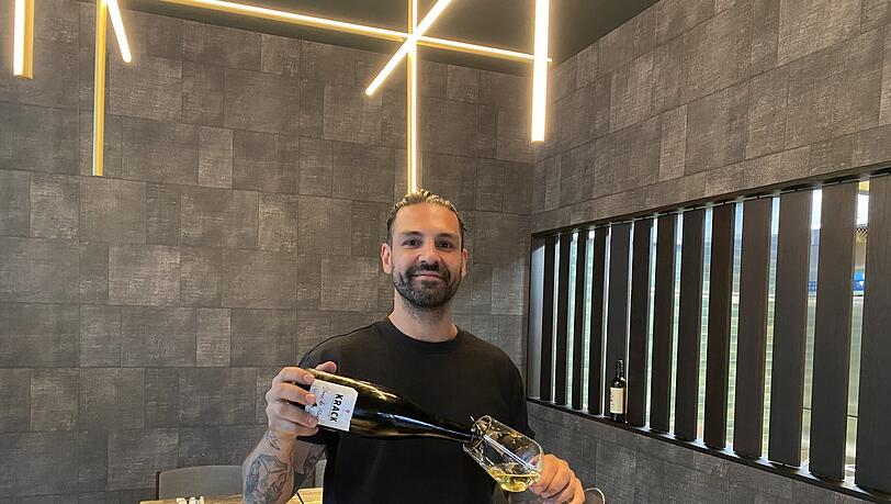 Betreiber Daniel Oskouei ist großer Weinkenner. Auch viele Raritäten finden sich auf seiner Weinkarte. Seine Gäste berät er gerne persönlich. Betreiber Daniel Oskouei ist großer Weinkenner. Auch viele Raritäten finden sich auf seiner Weinkarte. Seine Gäste berät er gerne persönlich.