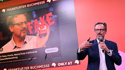 Eckart von Hirschhausen, Arzt und Wissenschaftsjournalist, warnt vor Deepfakes. Sein Gesicht und seine Stimme werden h&auml;ufig f&uuml;r Betrugsmaschen missbraucht.