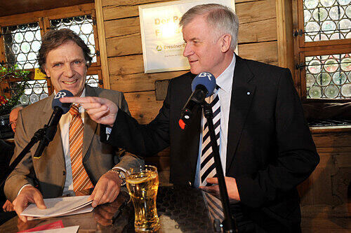 Gut gelaunt trotz unbequemer Fragen: Ministerpräsident Horst Seehofer mit Moderator Rudolf Erhard im Bratwursthäusle.