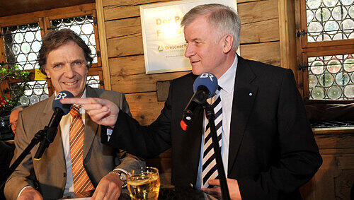 Gut gelaunt trotz unbequemer Fragen: Ministerpräsident Horst Seehofer mit Moderator Rudolf Erhard im Bratwursthäusle.