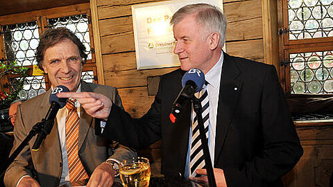 Gut gelaunt trotz unbequemer Fragen: Ministerpräsident Horst Seehofer mit Moderator Rudolf Erhard im Bratwursthäusle.