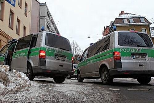 Versucher Raubmord in der Schweiggerstraße in Nürnberg? Seit Dienstagnacht ermittelt die Polizei. Täter und Tatwaffe sind bislang verschwunden.