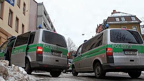 Versucher Raubmord in der Schweiggerstraße in Nürnberg? Seit Dienstagnacht ermittelt die Polizei. Täter und Tatwaffe sind bislang verschwunden. Versucher Raubmord in der Schweiggerstraße in Nürnberg? Seit Dienstagnacht ermittelt die Polizei. Täter und Tatwaffe sind bislang verschwunden.