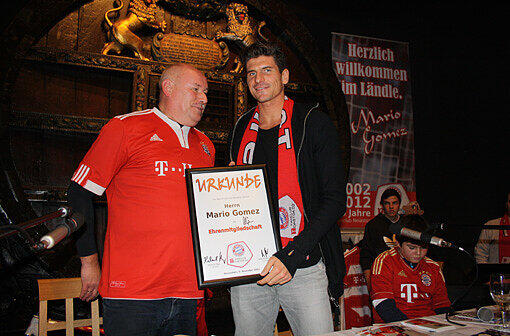 Der Bayern-Fanclub Neiastoa verleiht Mario Gomez die Ehrenmitgliedschaft.