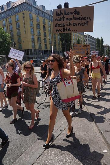 Am Samstag gingen beim "Slutwalk" hunderte Menschen auf die Straße. Er richtet sich gegen sexuelle Gewalt. Die Bilder!