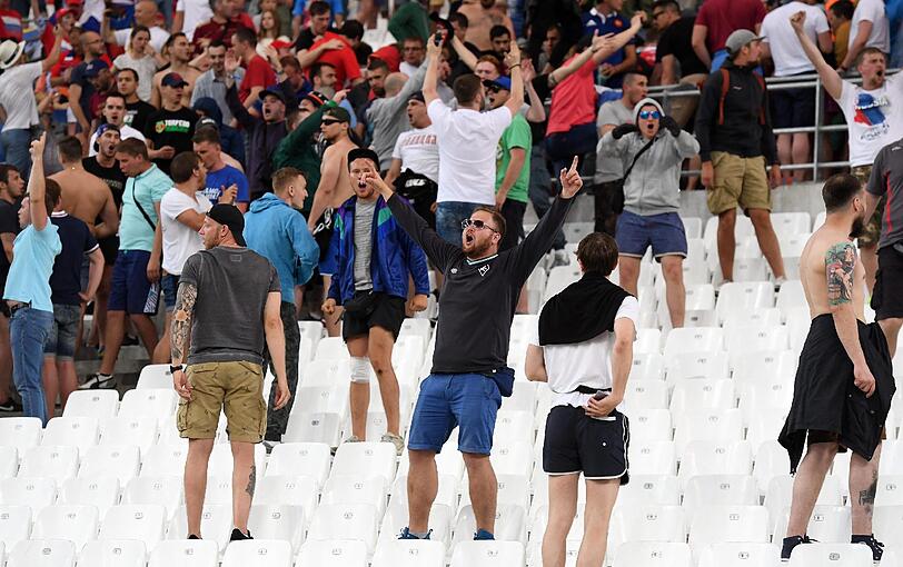 Nach dem EM-Spiel der Russen gegen England kommt es zu heftigen Ausschreitungen. Die schockierenden Bilder aus Marseille.