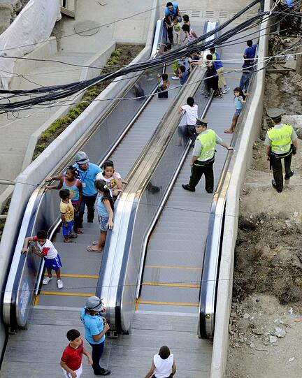 10.) Eine ganz besondere Bedeutung haben Rolltreppen im kolumbianischen Medellín. Jahrzehntelang beherrschte Drogenkriminalität die Stadt, insbesondere die an steilen Berghängen gelegenen Armenviertel. Eines davon, die Comuna 13, bekam 2011 mehrere insgesamt fast 400 Meter lange Rolltreppen, die das Viertel besser zugänglich machten und dabei halfen, die Kriminalität in den Griff zu bekommen.