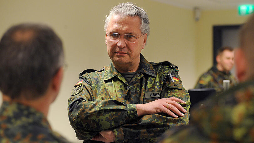 Wird Reservist Herrmann Verteidigungs- statt Innenminister? (Archivfoto) Wird Reservist Herrmann Verteidigungs- statt Innenminister? (Archivfoto)