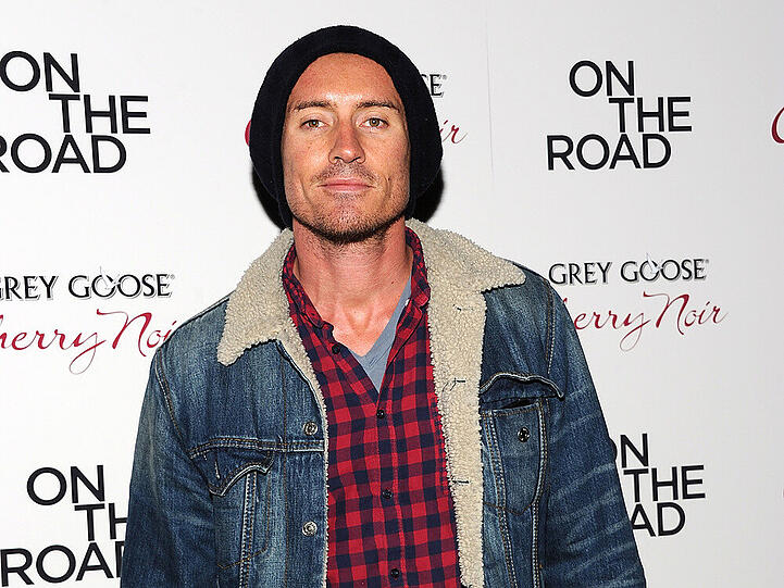 Casper Zafer (40, "The Vampire Diaries") im Lumbersexual-Outfit. Einzig der Bart sollte ihm noch etwas wachsen