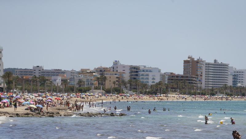 Mallorca und die anderen Balearen-Inseln führen eine strenge Maskenpflicht ein. Pools und Strände sollen aber davon ausgenommen sein. Mallorca und die anderen Balearen-Inseln führen eine strenge Maskenpflicht ein. Pools und Strände sollen aber davon ausgenommen sein.