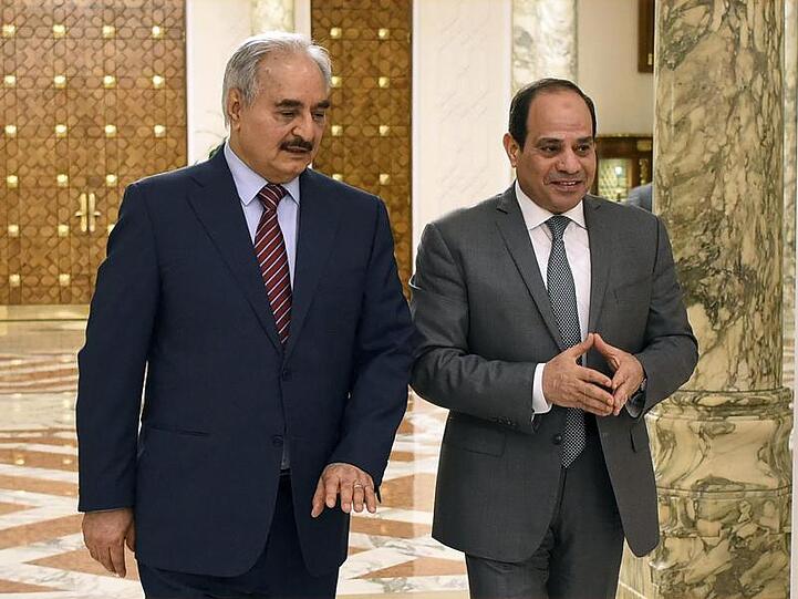 Abdel Fatah El-Sisi (r), Präsident von Ägypten, begrüßt 2019 Chalifa Haftar, ehemaliger Militäroffizier und Chef der selbsternannten Libyschen Nationalen Armee.