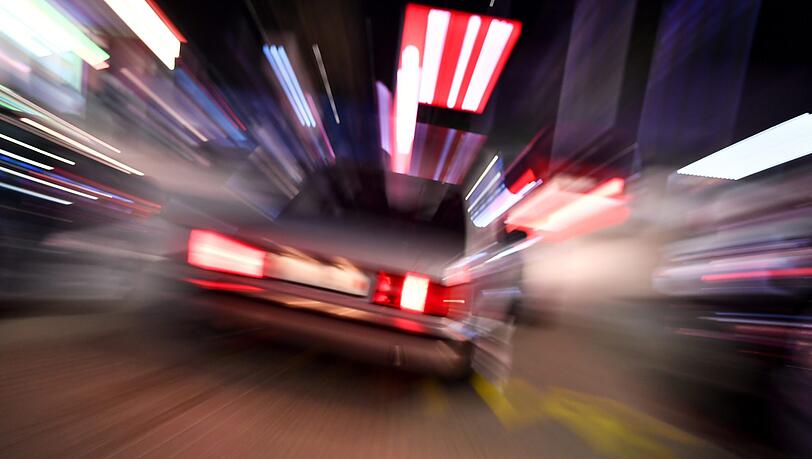 Schneller, krasser, lauter: Ein getuntes Auto rast auf den Parkplatz eines Schnellrestaurants. (Archivbild) Schneller, krasser, lauter: Ein getuntes Auto rast auf den Parkplatz eines Schnellrestaurants. (Archivbild)