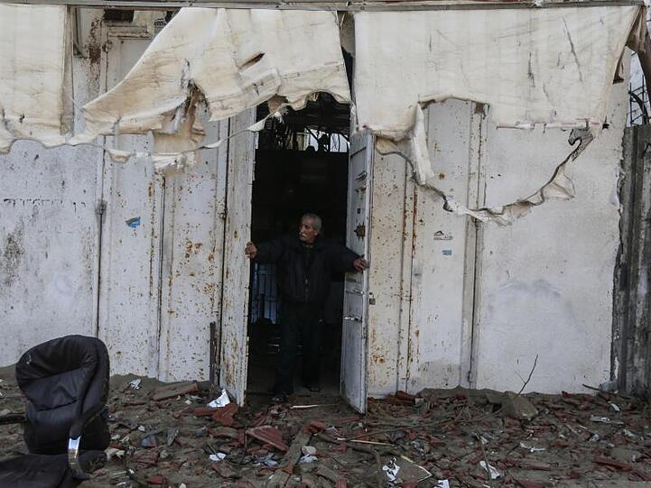 Nach dem Luftangriff: Ein Palästinenser inspiziert ein zerstörtes Gebiet in Gaza-Stadt.