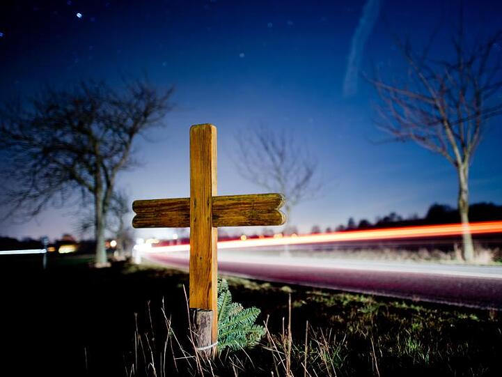 Ein Kreuz zur Erinnerung an einen Verkehrstoten. Foto: Julian Stratenschulte/Archivbild