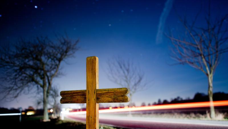 Ein Kreuz zur Erinnerung an einen Verkehrstoten. Foto: Julian Stratenschulte/Archivbild Ein Kreuz zur Erinnerung an einen Verkehrstoten. Foto: Julian Stratenschulte/Archivbild