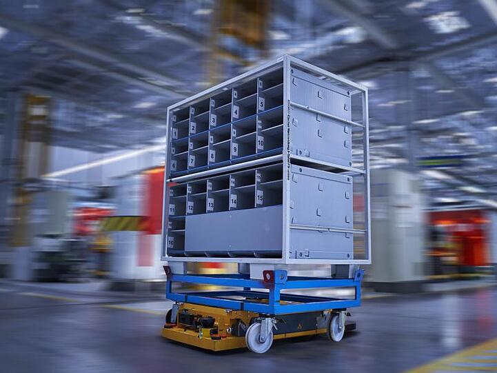 Ein sogenannter Smart Transport Roboter in einer Lagerhalle der BMW AG. Foto: BMW AG