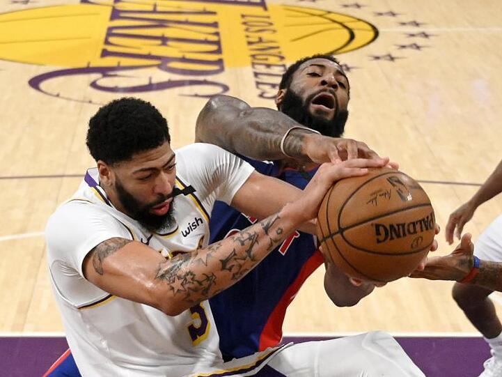 Anthony Davis (l) führte die Lakers zum Sieg.