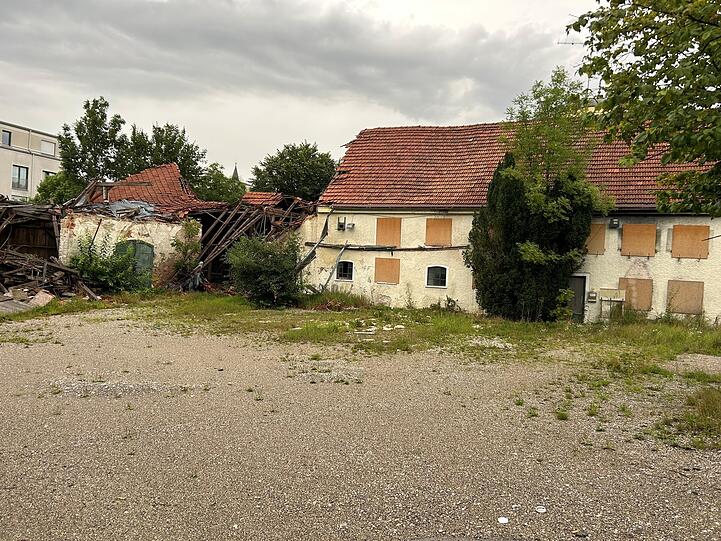 Der noch bestehende Teil des Riegerhofs ist verrammelt.  Zumindest das vordere Bauernhaus inklusive Stall bleiben stehen. In das Denkmal sollen Wohnungen gebaut werden.