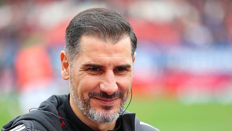 Der Nürnberger Trainer Cristian Fiel steht vor Spielbeginn auf dem Platz.