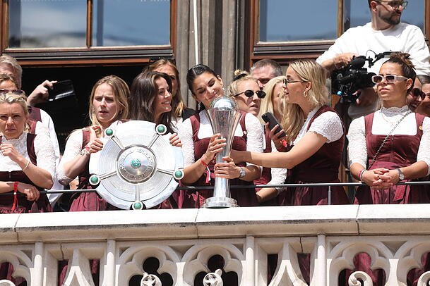 Die Mixed-Staffel des FC Bayern: Auch die Frauen feiern auf dem Balkon ihr Double aus Meisterschaft und Pokal. Die Mixed-Staffel des FC Bayern: Auch die Frauen feiern auf dem Balkon ihr Double aus Meisterschaft und Pokal.