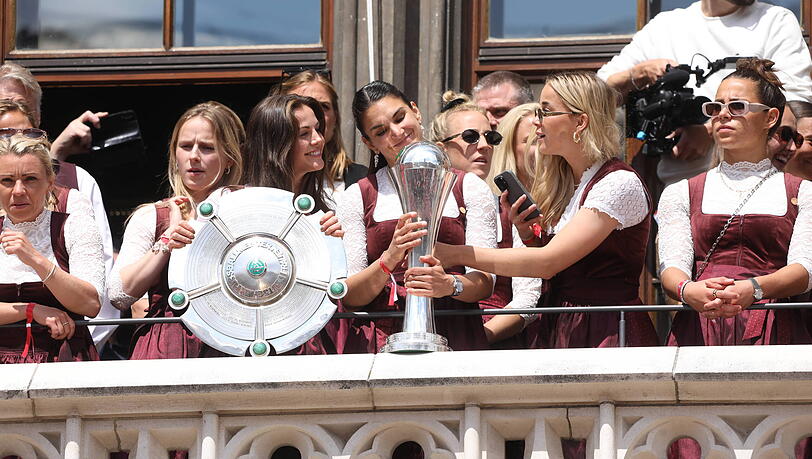 Die Mixed-Staffel des FC Bayern: Auch die Frauen feiern auf dem Balkon ihr Double aus Meisterschaft und Pokal. Die Mixed-Staffel des FC Bayern: Auch die Frauen feiern auf dem Balkon ihr Double aus Meisterschaft und Pokal.
